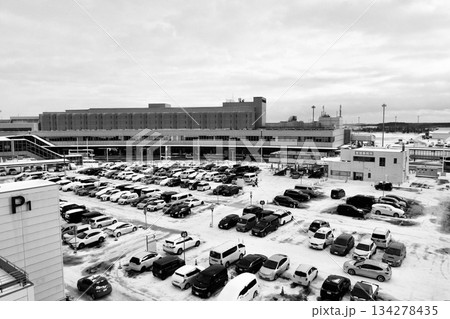 国内線ターミナルをバックに雪が積もった「北海道新千歳空港」B駐車場「白黒」 134278435