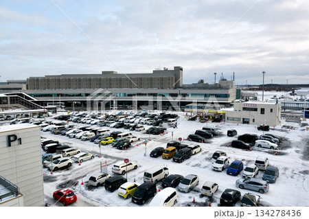 国内線ターミナルをバックに雪が積もった「北海道新千歳空港」B駐車場 134278436