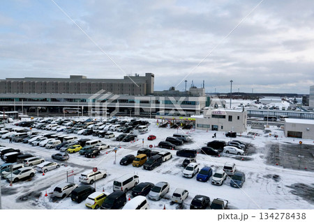 国内線ターミナルをバックに雪が積もった「北海道新千歳空港」B駐車場 134278438