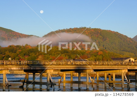 満月と渡月橋 満月と渡月橋 134278569