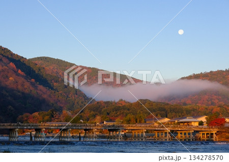 満月と渡月橋 満月と渡月橋 134278570