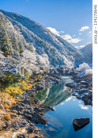 雪化粧した中山七里【岐阜県 下呂市 飛騨川沿い】 134278646