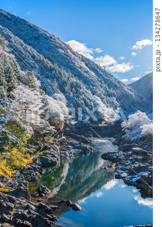 雪化粧した中山七里【岐阜県 下呂市 飛騨川沿い】 134278647