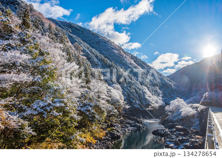 雪化粧した中山七里【岐阜県 下呂市 飛騨川沿い】 134278654