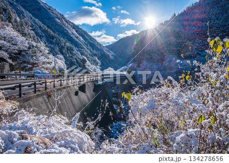 雪化粧した中山七里【岐阜県 下呂市 飛騨川沿い】 雪化粧した中山七里【岐阜県 下呂市 飛騨川沿い】 134278656