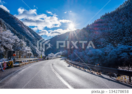 雪化粧した国道41号線「中山七里七里橋」【岐阜県 下呂市 飛騨川沿い】 雪化粧した国道41号線「中山七里七里橋」【岐阜県 下呂市 飛騨川沿い】 134278658