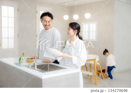 ダイニングキッチン　ファミリー 134278696