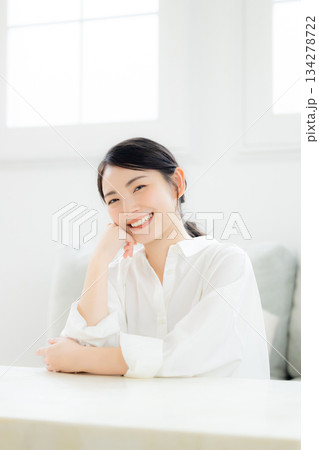 若い女性のビューティイメージ　 134278722