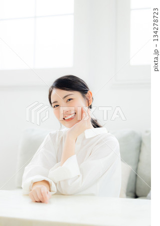 若い女性のビューティイメージ　 134278723