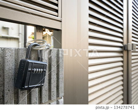 住宅の玄関に設置されたキーボックス 134278741