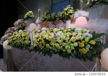 お洒落な花祭壇 134278810