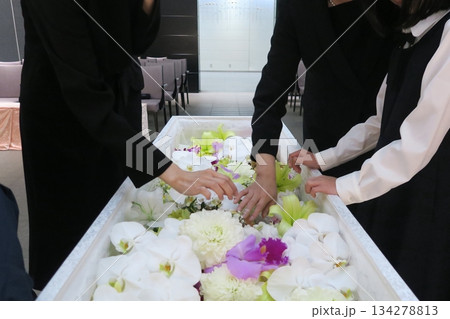 お花を供える親族 お花を供える親族 134278813