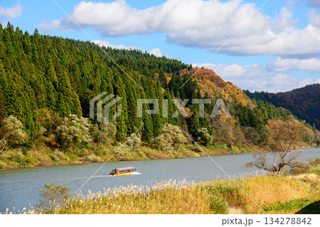 晩秋の最上川舟下り 上流へ戻る観光船 山形県 晩秋の最上川舟下り 上流へ戻る観光船 山形県 134278842