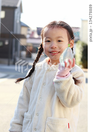 6歳の女の子　冬　ポートレート 134278889