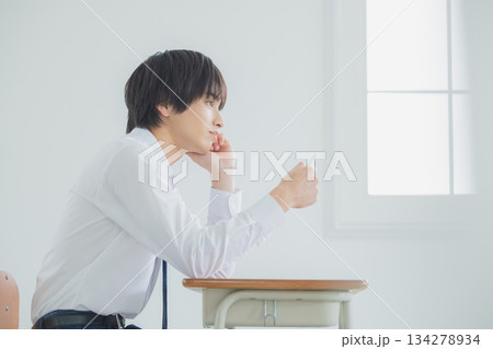 勉強する男子高校生　 134278934