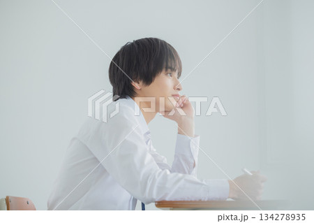 勉強する男子高校生 勉強する男子高校生 134278935