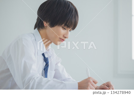 勉強する男子高校生　 134278940