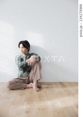 床に座る男性 134278966