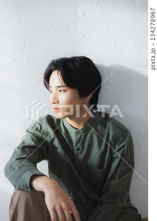 床に座る男性 134278967