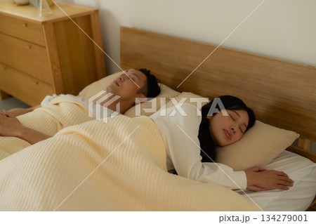 ベッドで眠るカップル 134279001