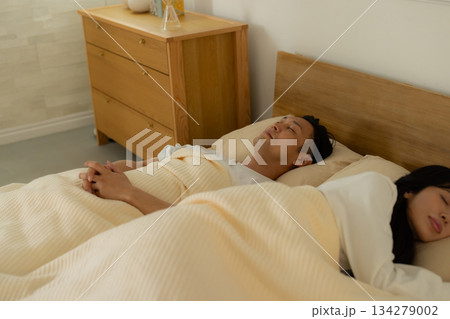 ベッドで眠るカップル 134279002