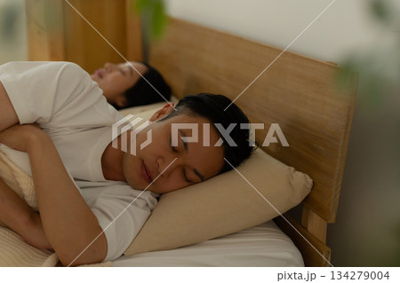 ベッドで眠るカップル 134279004
