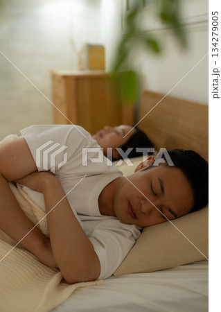 ベッドで眠るカップル 134279005