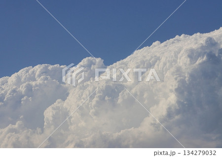 夏の雲が浮かぶ青空　夏空　夏イメージ 134279032