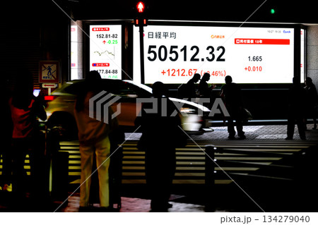 日本の東京都市景観初5万円突破・5万0512円32銭・株価/終値。TOPIXも最高値更新＝27日 134279040