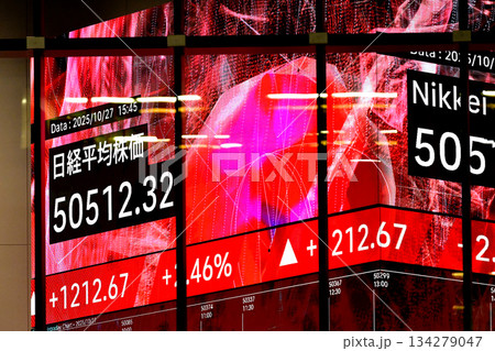 日本の東京都市景観初5万円突破・5万0512円32銭・株価/終値。TOPIXも最高値更新＝27日 134279047