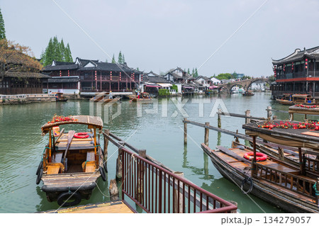 Tourist punting boat at port by Fangsheng Bridge, Zhujiajiao town Tourist punting boat at port by Fangsheng Bridge, Zhujiajiao town 134279057