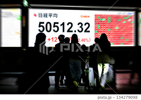 日本の東京都市景観初5万円突破・5万0512円32銭・株価/終値。TOPIXも最高値更新=27日 日本の東京都市景観初5万円突破・5万0512円32銭・株価/終値。TOPIXも最高値更新=27日 134279098