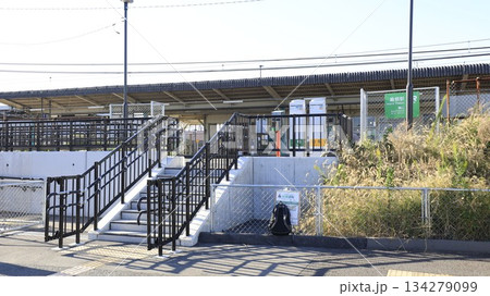 JR内房線の巌根駅駅舎、東口出入口、簡易Suica改札機と乗車駅証明書発行機が設けられている 134279099