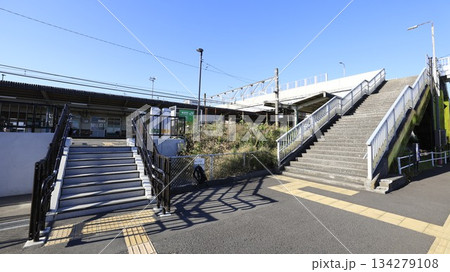 JR内房線の巌根駅駅舎、東口出入口、簡易Suica改札機と乗車駅証明書発行機が設けられている JR内房線の巌根駅駅舎、東口出入口、簡易Suica改札機と乗車駅証明書発行機が設けられている 134279108