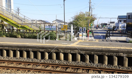 JR内房線の巌根駅駅舎、東口出入口、簡易Suica改札機と乗車駅証明書発行機が設けられている JR内房線の巌根駅駅舎、東口出入口、簡易Suica改札機と乗車駅証明書発行機が設けられている 134279109