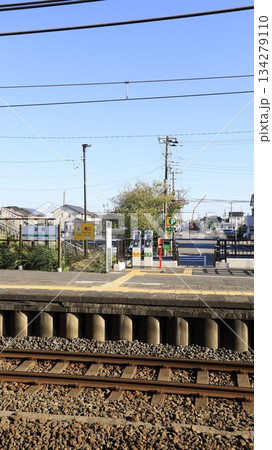 JR内房線の巌根駅駅舎、東口出入口、簡易Suica改札機と乗車駅証明書発行機が設けられている 134279110