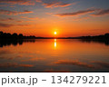 水面に映る夕日 134279221