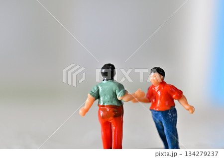 握手を交わすビジネスマン 友人 握手を交わすビジネスマン 友人 134279237