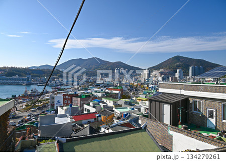 【韓国/麗水市】姑蘇洞1004壁画村から見た麗水の町並み 【韓国/麗水市】姑蘇洞1004壁画村から見た麗水の町並み 134279261