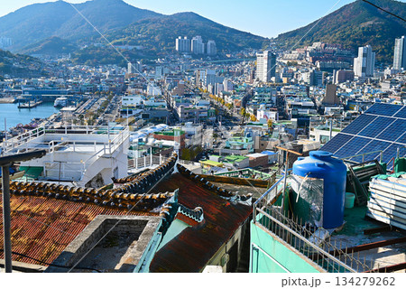【韓国/麗水市】姑蘇洞1004壁画村から見た麗水の町並み 134279262