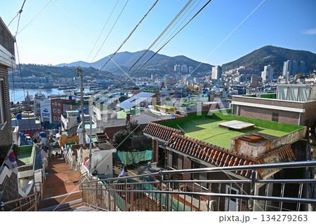 【韓国/麗水市】姑蘇洞1004壁画村から見た麗水の町並み 134279263
