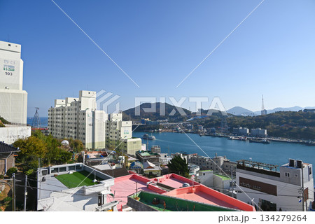 【韓国/麗水市】姑蘇洞1004壁画村から見た麗水の海 【韓国/麗水市】姑蘇洞1004壁画村から見た麗水の海 134279264