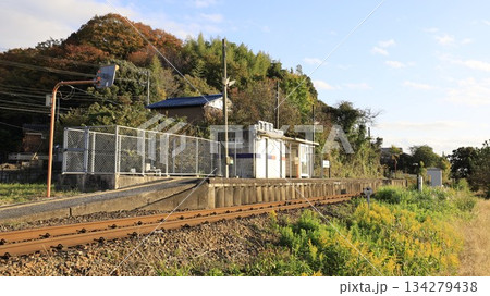 JR久留里線の下郡駅、ホームと公衆トイレ、待合室 JR久留里線の下郡駅、ホームと公衆トイレ、待合室 134279438