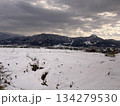 雪の積もった山 134279530
