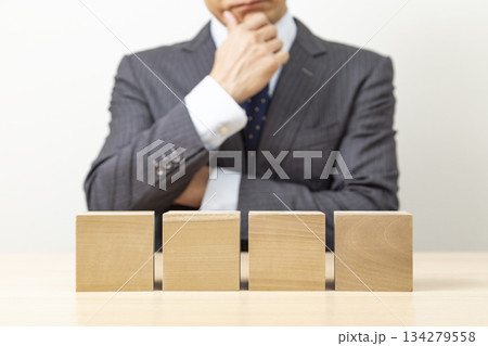 無地のブロックとビジネスマン 134279558