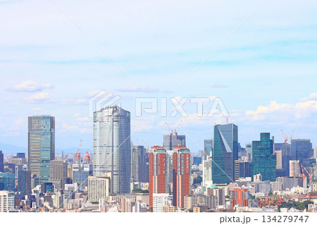 東京都港区、六本木ヒルズ森タワーと東京の街並みの風景 東京都港区、六本木ヒルズ森タワーと東京の街並みの風景 134279747