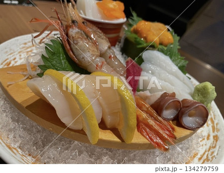 豪華な海鮮舟盛り 134279759