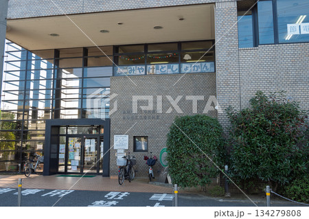 松原市三宅公民館・三宅図書館 - 正面玄関全景 松原市三宅公民館・三宅図書館 - 正面玄関全景 134279808