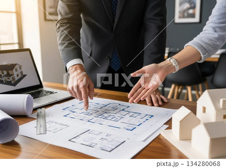 家づくりの打ち合わせをする家族とスタッフ　 134280068