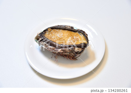 白い皿に載せたアワビ（三陸産） 134280261